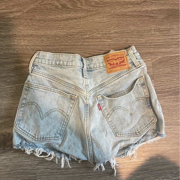 Levi 501 light wash jean shorts - Picture 2 of 2